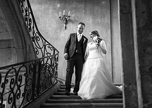 photo de mariés en noir et blanc descendant les escaliers